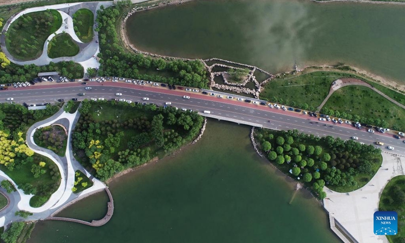Aerial photo taken on May 15, 2022 shows the scenery of the Hutuo River in Shijiazhuang, north China's Hebei Province. With the ecological restoration project started in 2017, the Hutuo River has now become a new tourist attraction with picturesque sceneries.(Photo: Xinhua)
