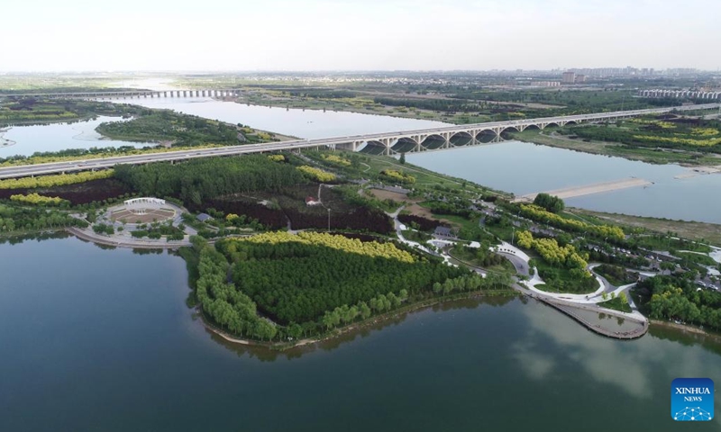 Aerial photo taken on May 15, 2022 shows the scenery of the Hutuo River in Shijiazhuang, north China's Hebei Province. With the ecological restoration project started in 2017, the Hutuo River has now become a new tourist attraction with picturesque sceneries.(Photo: Xinhua)