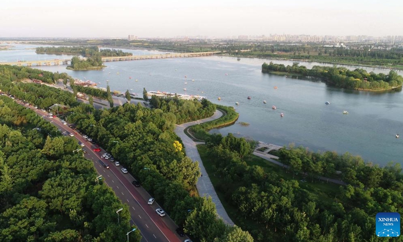 Aerial photo taken on May 15, 2022 shows the scenery of the Hutuo River in Shijiazhuang, north China's Hebei Province. With the ecological restoration project started in 2017, the Hutuo River has now become a new tourist attraction with picturesque sceneries.(Photo: Xinhua)