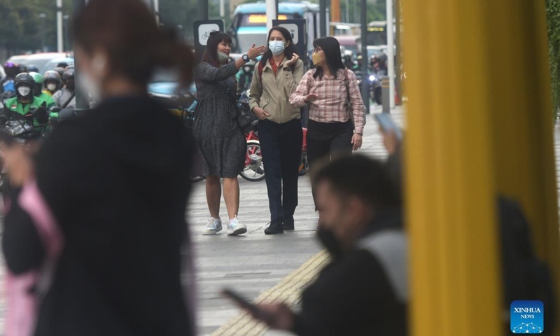 People wearing face masks walk in a street during rush hour in Jakarta, Indonesia, May 17, 2022. Indonesian government eased mask mandatary rules in outdoor places on Tuesday.(Photo: Xinhua)