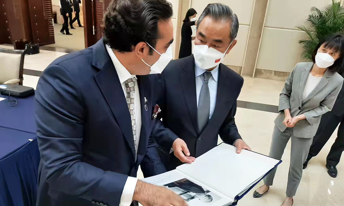 Chinese State Councilor and Foreign Minister Wang Yi (right) presents a Pakistan-China bilateral ties photo album to Pakistani Foreign Minister Bilawal Bhutto Zardari on Sunday. Photo: Courtesy of the Pakistani Embassy to China
