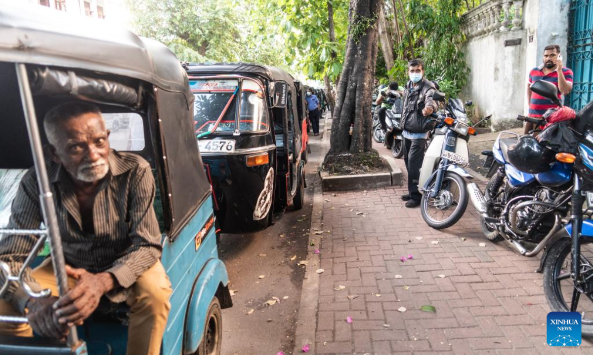 People wait in line to get fuel at a gas station in Colombo, Sri Lanka, on May 20, 2022. Due to fuel shortages, there have been long queues in front of various gas stations on the streets of Colombo this week. Photo:Xinhua