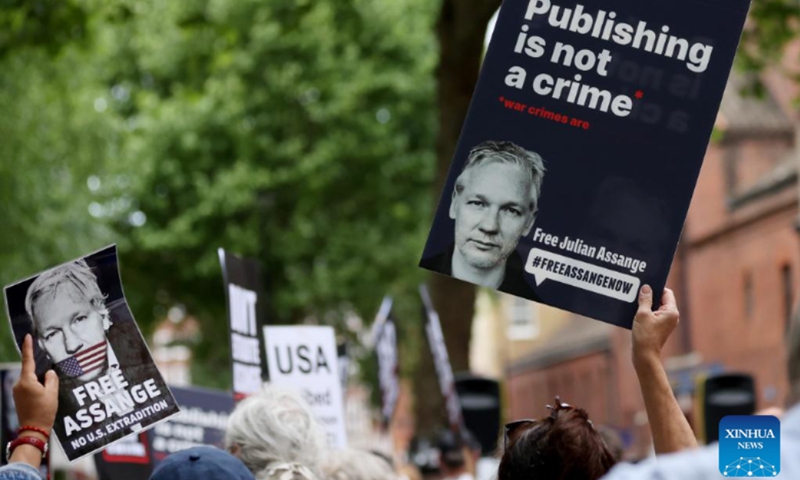 Supporters of Julian Assange are seen in front of the British Home Office in London, Britain, May 17, 2022.(Photo: Xinhua)