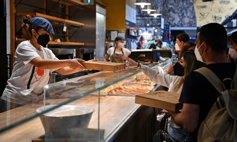 Customers buy pizza in Rome, Italy, on May 1, 2022.(Photo: Xinhua)