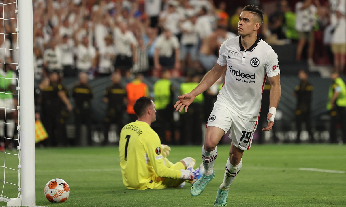 Rafael Borre of Eintracht Frankfurt celebrates after scoring their team's first goal during the UEFA Europa League final match on May 18, 2022 in Seville, Spain. Photo: VCG