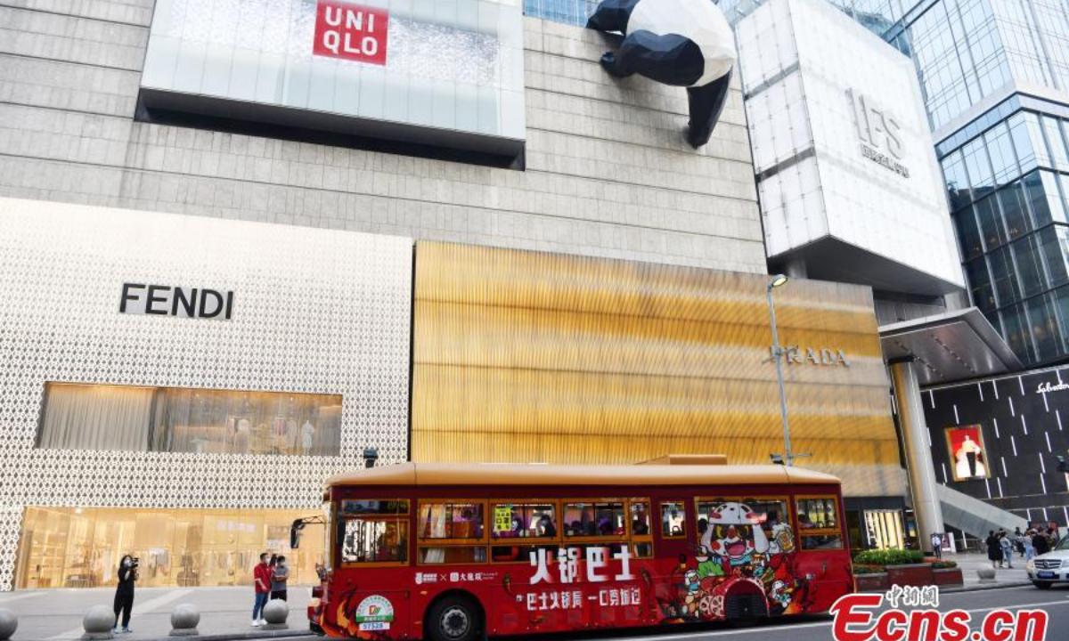 A hotpot bus parks on Chunxi road in Chengdu, southwest China's Sichuan Province, May 19, 2022. Photo:China News Service