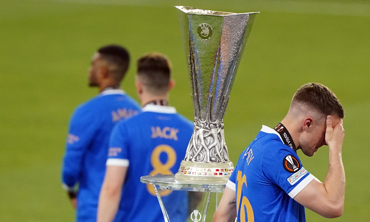 Rangers' Aaron Ramsey walks past the trophy following defeat in the UEFA Europa League final match on May 18, 2022 in Seville, Spain. Photo: VCG