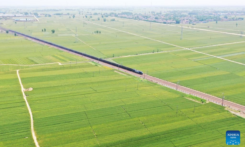 Aerial photo taken on May 17, 2022 shows wheat fields in Lizhuang Village, Senggu Township, Yanjin County of Xinxiang City, central China's Henan Province. In Yanjin County, a group of agricultural experts reached out to local farmers, offering instructions on farmland management, to help them attain a bumper harvest.(Photo: Xinhua)