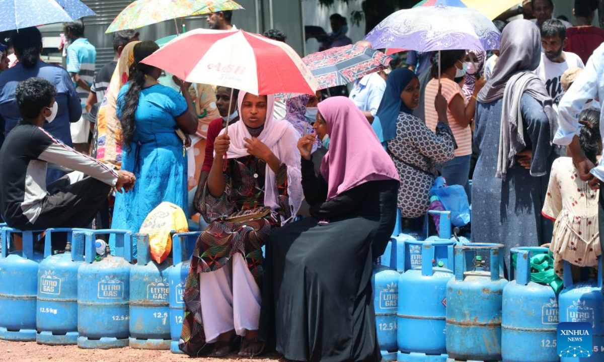 People wait with empty gas cylinders in Maradana, the suburb of Colombo, Sri Lanka, on May 20, 2022. Due to fuel shortages, there have been long queues in front of various gas stations on the streets of Colombo this week. Photo:Xinhua