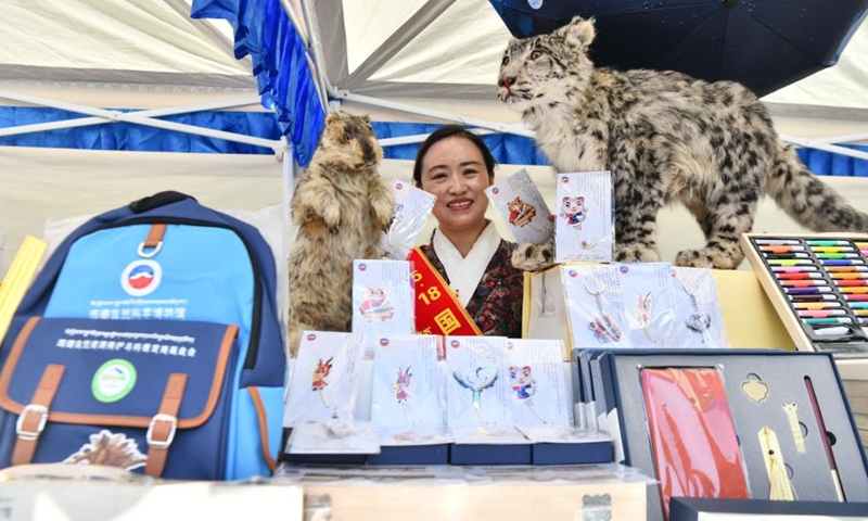 A staff member shows cultural and creative products during a fair in Tibet Museum in Lhasa, southwest China's Tibet Autonomous Region, May 18, 2022. May 18 marks the International Museum Day. A fair for cultural and creative products was held on Wednesday in Tibet Museum, displaying the protection and the tapping of cultural relics in Tibet.(Photo: Xinhua)