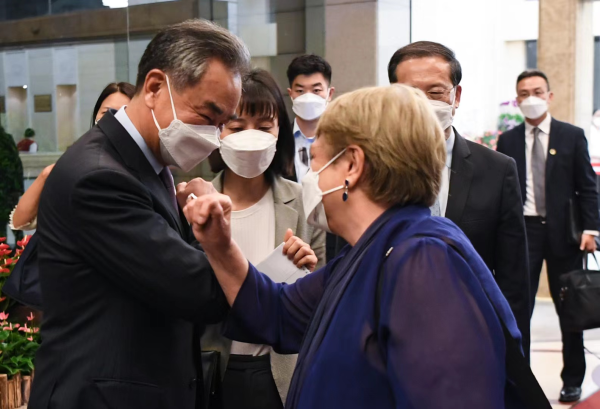 Le Conseiller d’État chinois et ministre des Affaires étrangères Wang Yi a rencontré la chef des droits de l’homme de l’ONU, Michelle Bachelet, à Guangzhou le lundi. Photo: Ministère chinois des Affaires étrangères 