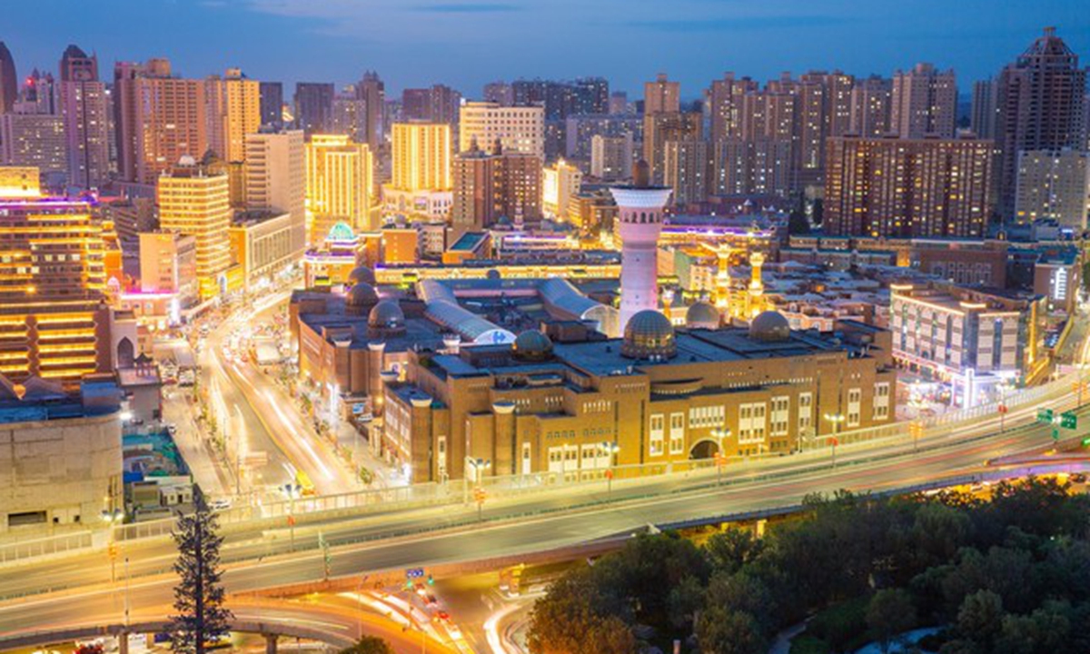 Une vue nocturne du Grand Bazar International du Xinjiang à Urumqi. Photo : IC