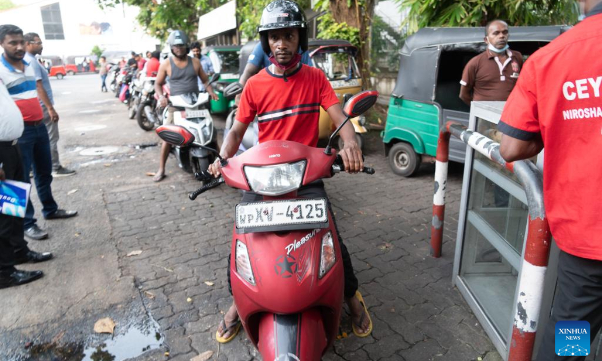People wait in line to get fuel at a gas station in Colombo, Sri Lanka, on May 20, 2022. Due to fuel shortages, there have been long queues in front of various gas stations on the streets of Colombo this week. Photo:Xinhua