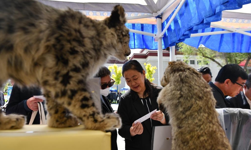 People visit a fair for cultural and creative products in Tibet Museum in Lhasa, southwest China's Tibet Autonomous Region, May 18, 2022. May 18 marks the International Museum Day. A fair for cultural and creative products was held on Wednesday in Tibet Museum, displaying the protection and the tapping of cultural relics in Tibet.(Photo: Xinhua)