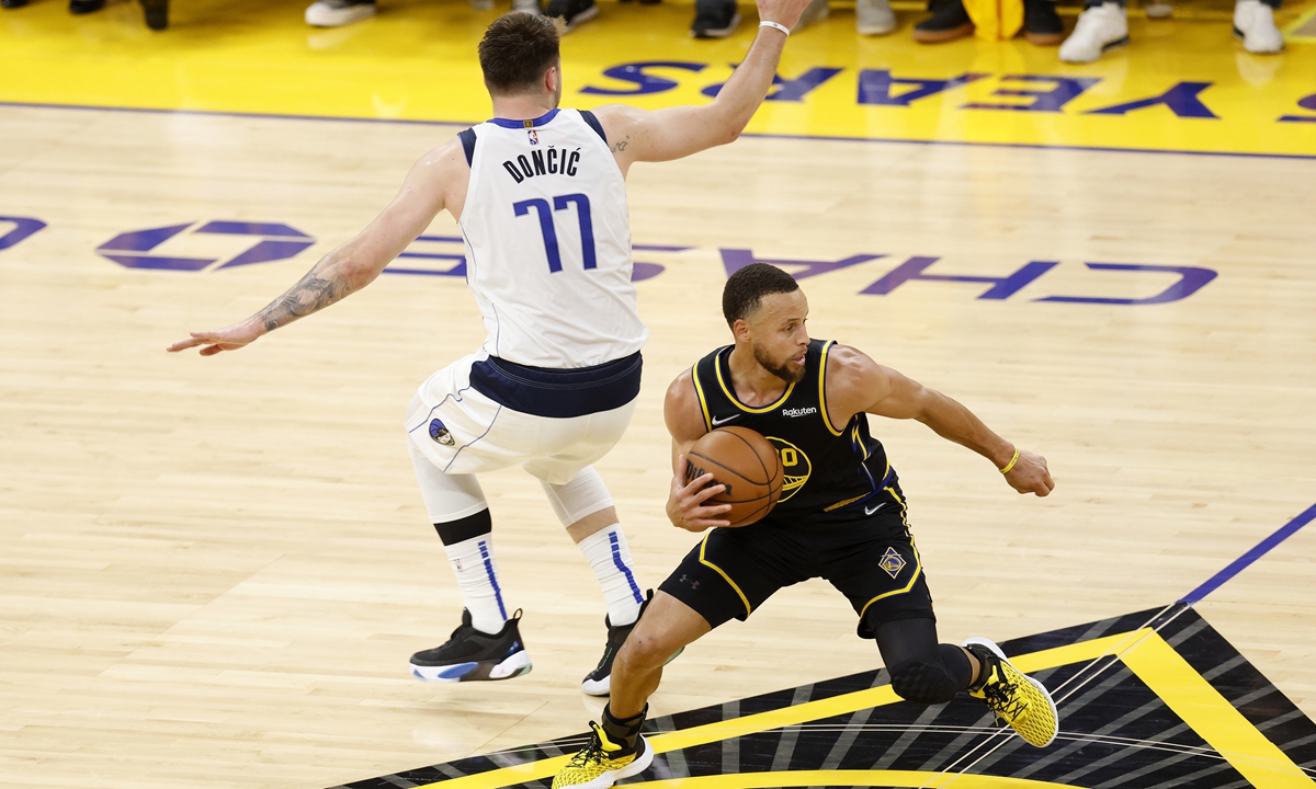 Golden State Warriors guard Stephen Curry controls the ball against Dallas Mavericks guard Luka Doncic on May 18, 2022 in San Francisco. Photo: IC
