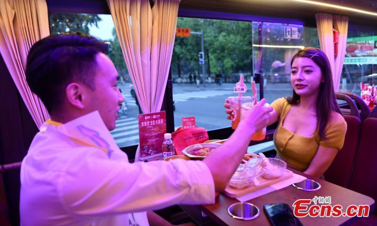 People enjoy Sichuan hotpot on a sightseeing bus in Chengdu, southwest China's Sichuan Province, May 19, 2022. Photo:China News Service