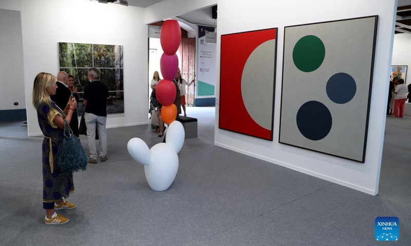 People visit the ARCOlisboa international contemporary art fair in Lisbon, Portugal, on May 19, 2022. The ARCOlisboa 2022 which kicked off on Thursday, will last till May 22.(Photo: Xinhua)