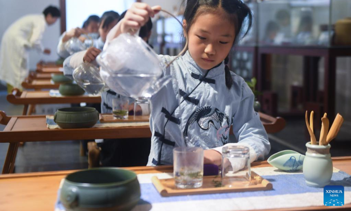 A primary school student learns to perform tea art in Lishan Town in Fuyang District of Hangzhou, east China's Zhejiang Province, May 20, 2022. Lishan Town held a series of activities to promote the traditional Chinese tea culture and greet the International Tea Day, which falls on May 21 annually. Photo:Xinhua