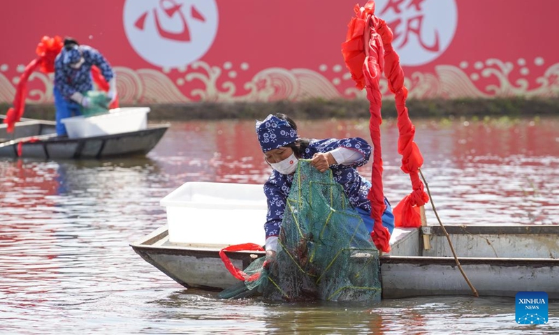 Workers net crayfish during an event celebrating the harvest season of crayfish in Xuyi County of Huai'an, east China's Jiangsu Province, May 18, 2022. Crayfish is one of the renowned specialties in Xuyi County.(Photo: Xinhua)