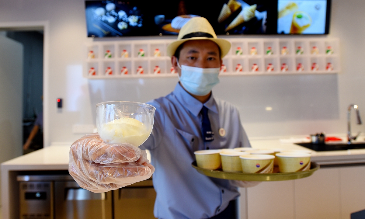 A staffer shows a cup of ice cream as China's leading liquor maker Kweichow Moutai Group opens the world's first Moutai ice cream shop in Zunyi, Southwest China's Guizhou Province on May 19, 2022. The distiller posted operating revenue of 33.12 billion yuan ($4.91 billion) in the first quarter of 2022, a year-on-year increase of 18.25 percent, amid the epidemic. 
Photo: VCG 