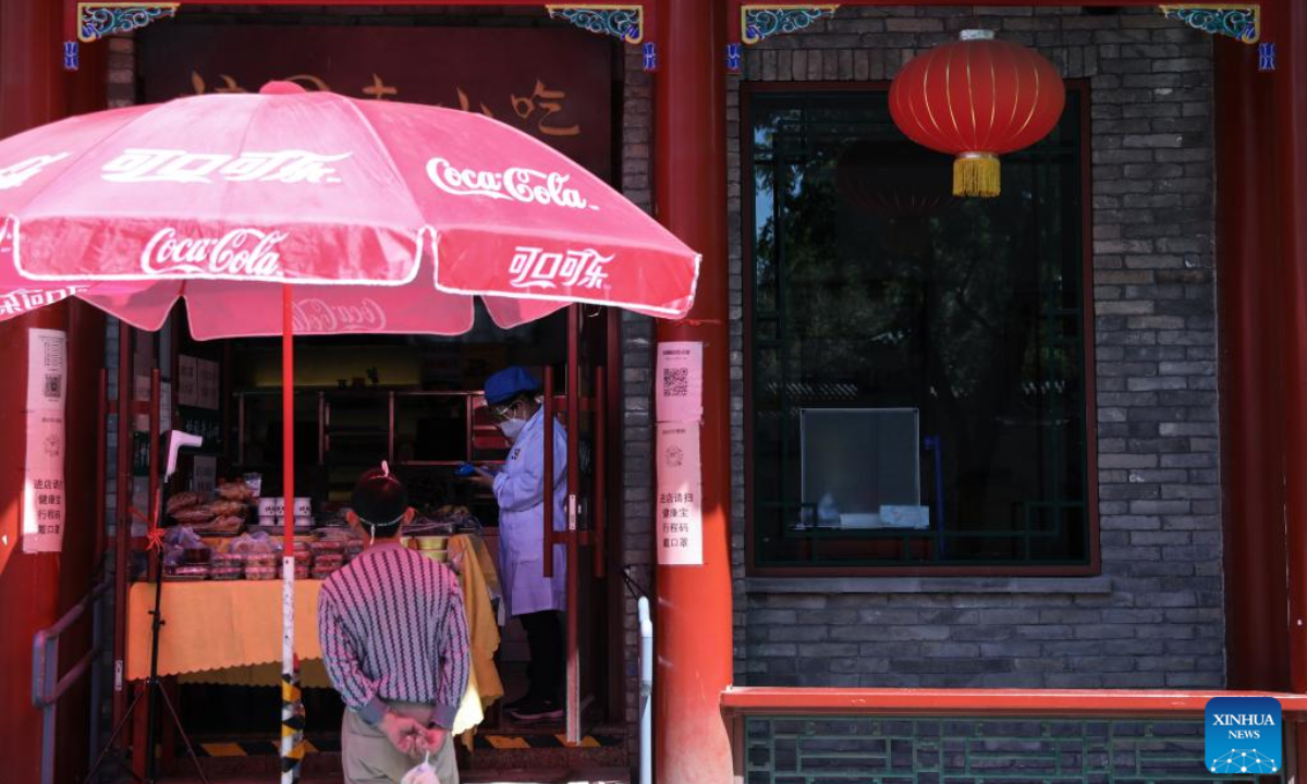 A resident waits for his takeout outside a restaurant in Beijing, capital of China, May 14, 2022. Photo: Xinhua