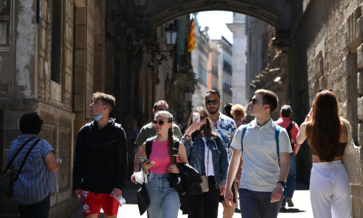 Tourists walk along the Bisbe Street in Barcelona, on May 11, 2022. Photo: AFP
