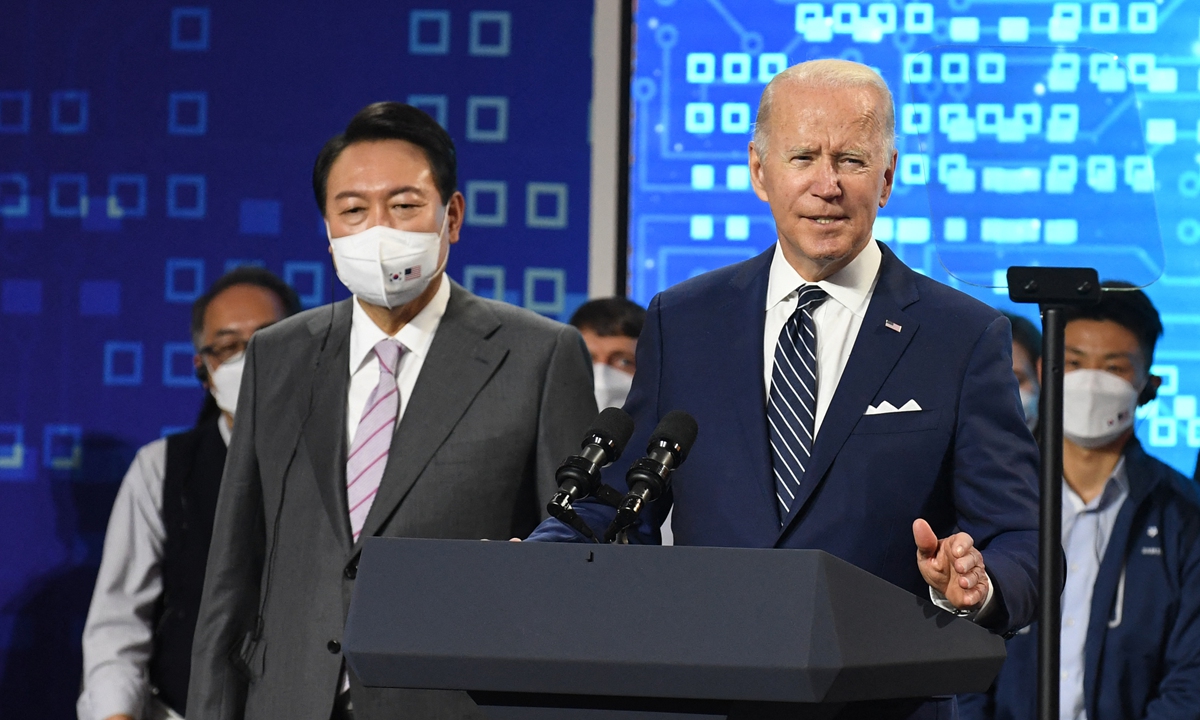 US President Joe Biden (right) speaks with South Kroean President Yoon Suk-youl during a press conference after visiting the Samsung Electronic Pyeongtaek Campus in Pyeongtaek, South Korea, on May 20, 2022. Photo: AFP