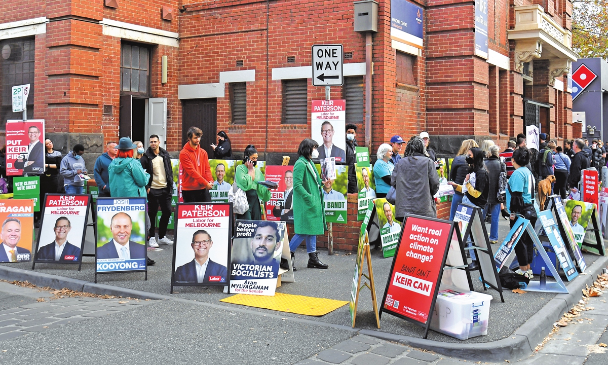 People line up outside a pre-polling center as they vote early in Melbourne, Australia, on May 20, 2022, ahead of the May 21 general election. Photo: AFP