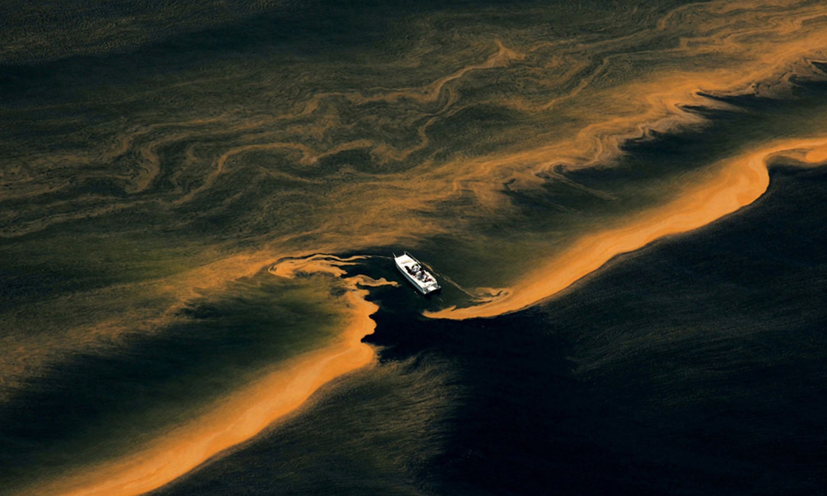 An oil slick is seen near the Chandeleur Islands in the Gulf of Mexico, off the coast of Louisiana, US, on May 5, 2010. Photo: VCG