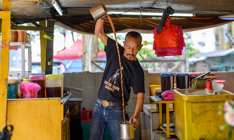 Photo taken on May 18, 2022 shows a man making Teh tarik in Selangor's Petaling Jaya, Malaysia.Photo:Xinhua