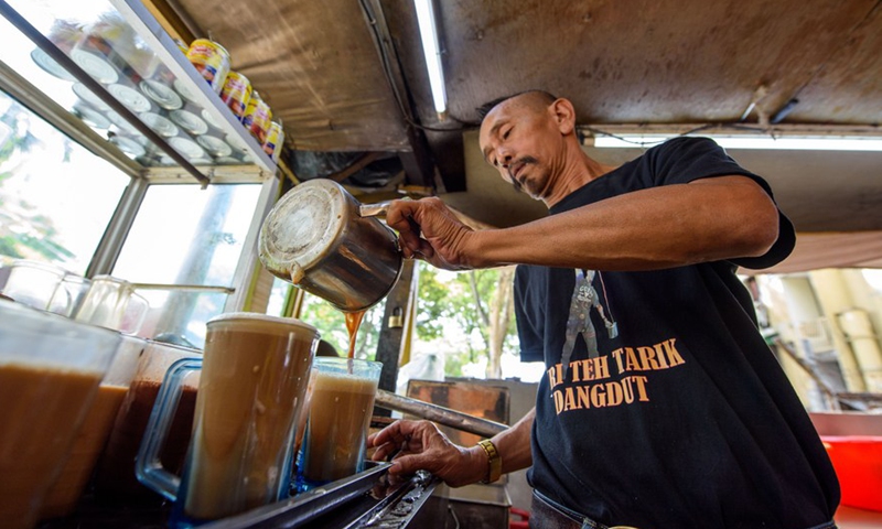 Photo taken on May 18, 2022 shows a man making Teh tarik in Selangor's Petaling Jaya, Malaysia.Photo:Xinhua