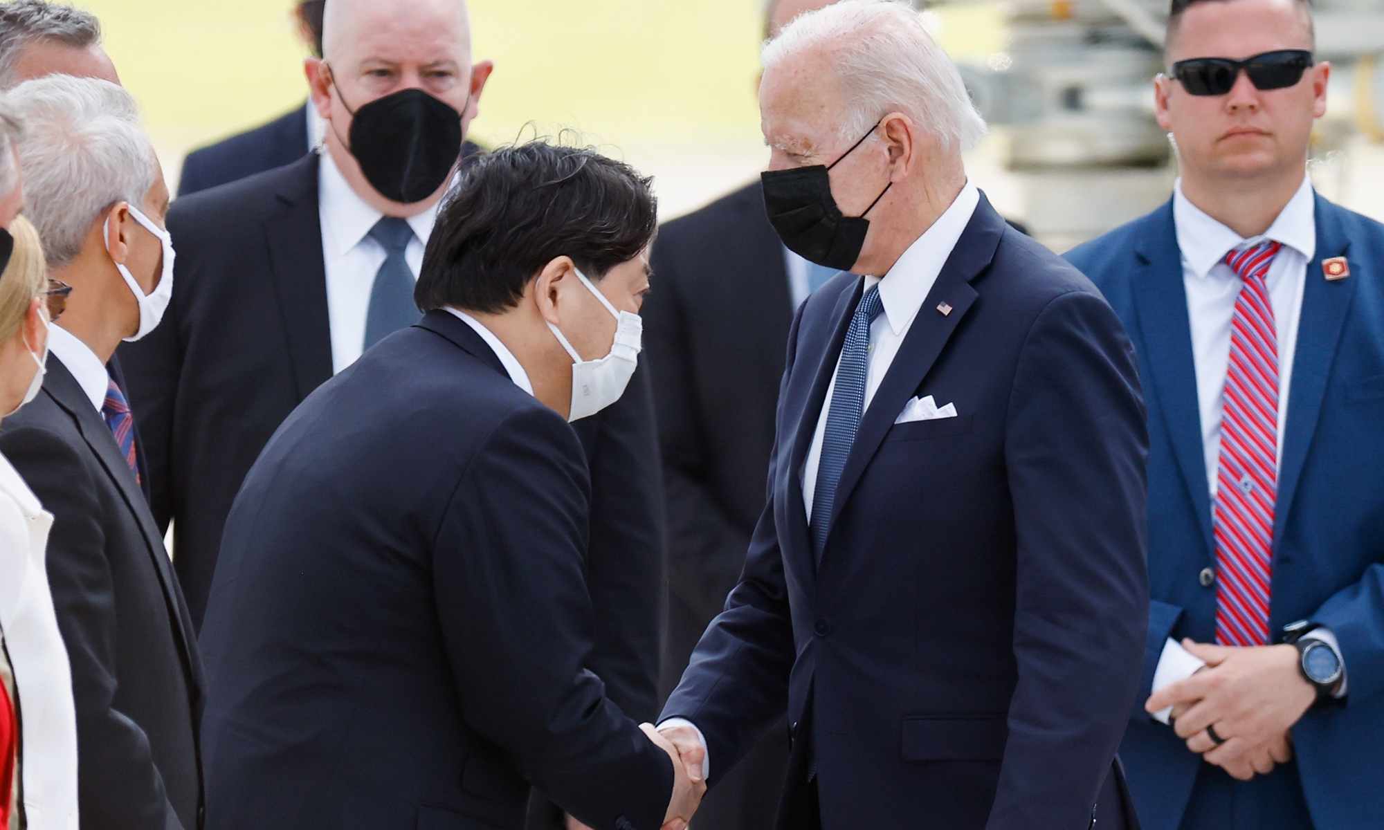 US President Joe Biden shakes hands with Japanese Foreign Minister Yoshimasa Hayashi upon his arrival at Yokota US Air Force Base in Fussa, on the outskirts of Tokyo, Japan on May 22, 2022. Photo: VCG