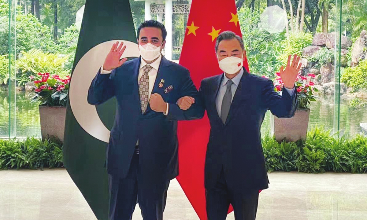 Chinese State Councilor and Foreign Minister Wang Yi (right) links arms with Pakistani Foreign Minister Bilawal Bhutto Zardari as they pose for a picture on May 22, 2022 in Guangzhou, South China's Guangdong Province. The Pakistani foreign minister paid an official visit to China on Saturday and Sunday, at the invitation of Wang. Photo: Courtesy of Pakistani Embassy in China