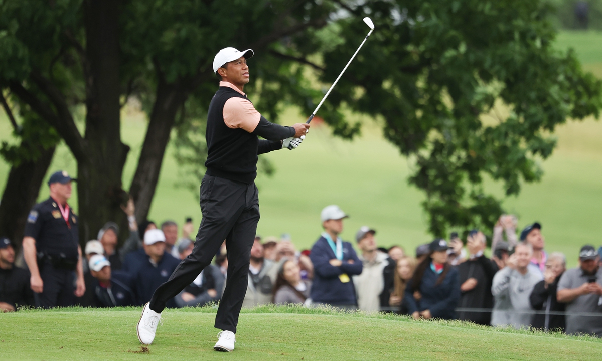Tiger Woods plays his shot from the first tee during the third round of the 2022 PGA Championship on May 21, 2022 in Tulsa, Oklahoma. Photo: VCG
