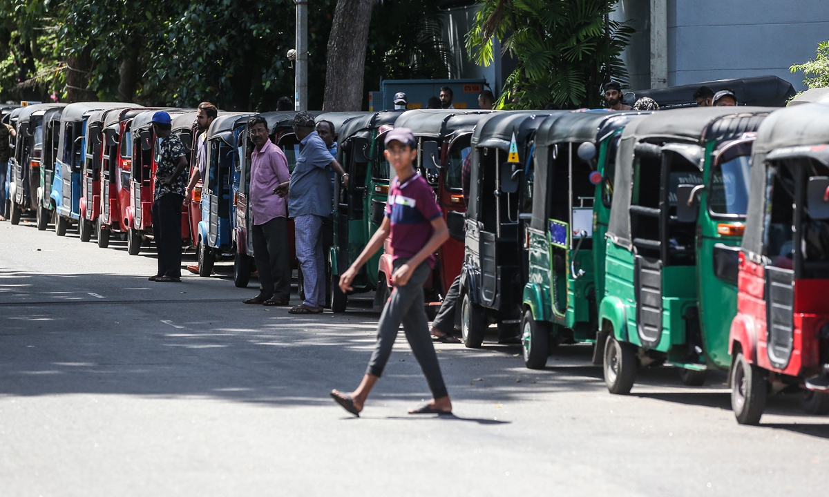 Drivers are waiting to buy petrol at a petrol station due to the fuel shortage in Colombo on May 21, 2022.Photo: CFP