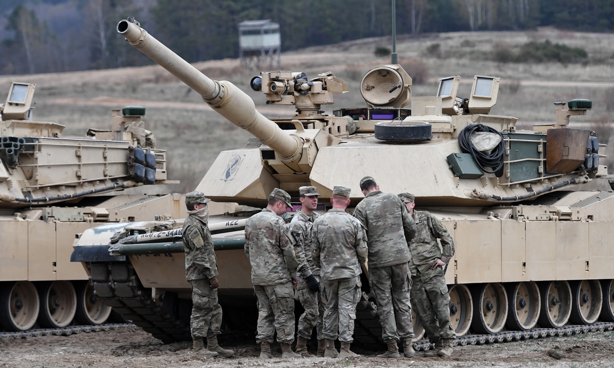 US soldiers gather during preparations to train Polish crew members on Abrams tanks at the training ground in Drawsko Pomorskie, Poland on April 25, 2022. Photo: IC