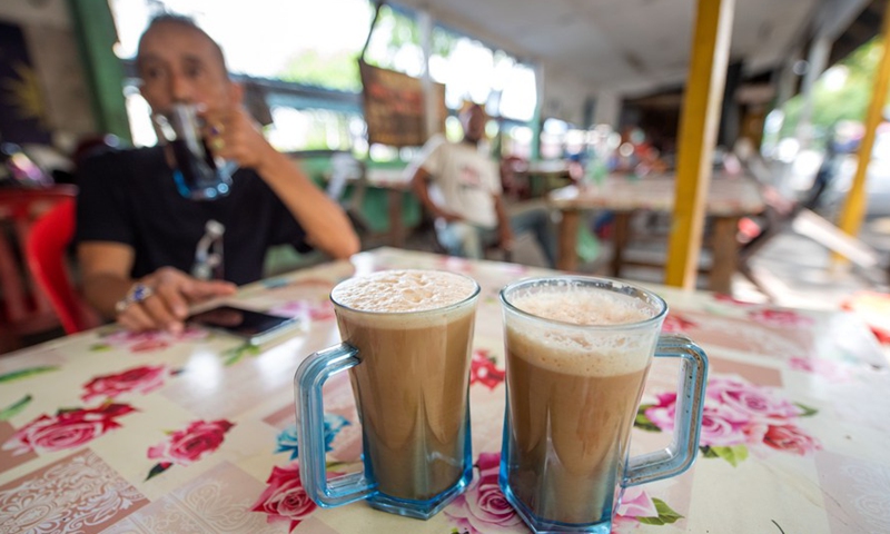 Photo taken on May 18, 2022 shows the Teh tarik on the table in Selangor's Petaling Jaya, Malaysia.Photo:Xinhua
