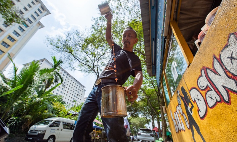 Photo taken on May 18, 2022 shows a man making Teh tarik in Selangor's Petaling Jaya, Malaysia.Photo:Xinhua