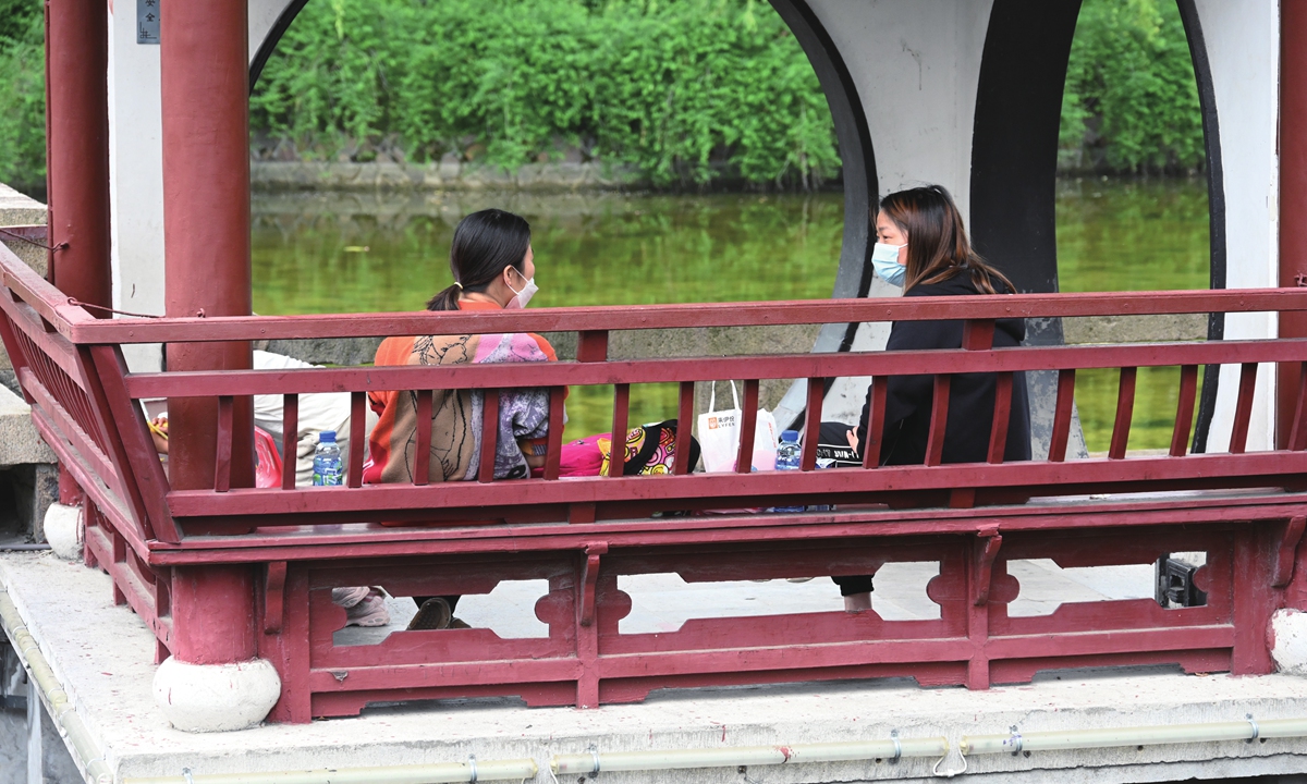 Shanghai residents chill at Guhua Park in the city on May 16, 2022.
Photo: VCG