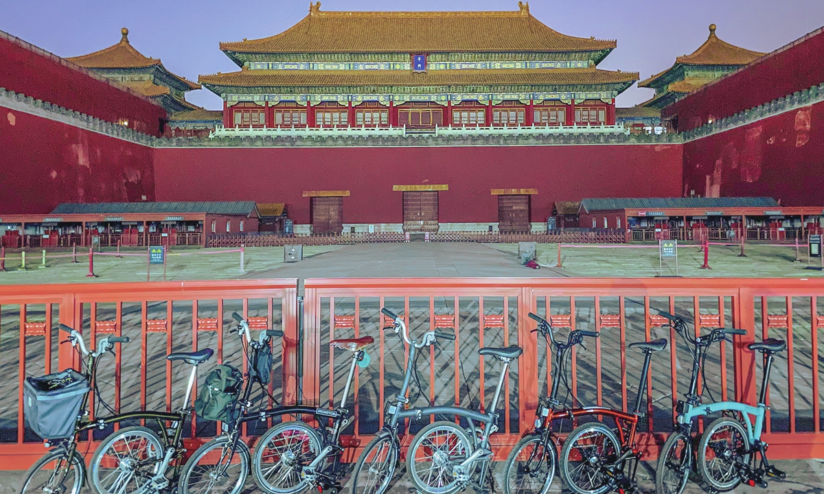Bikes park in front of Beijing's Palace Museum.
Photo: Courtesy of Wang Yibo  Members of a biking club cycle around Beijing. Photo: Courtesy of RE