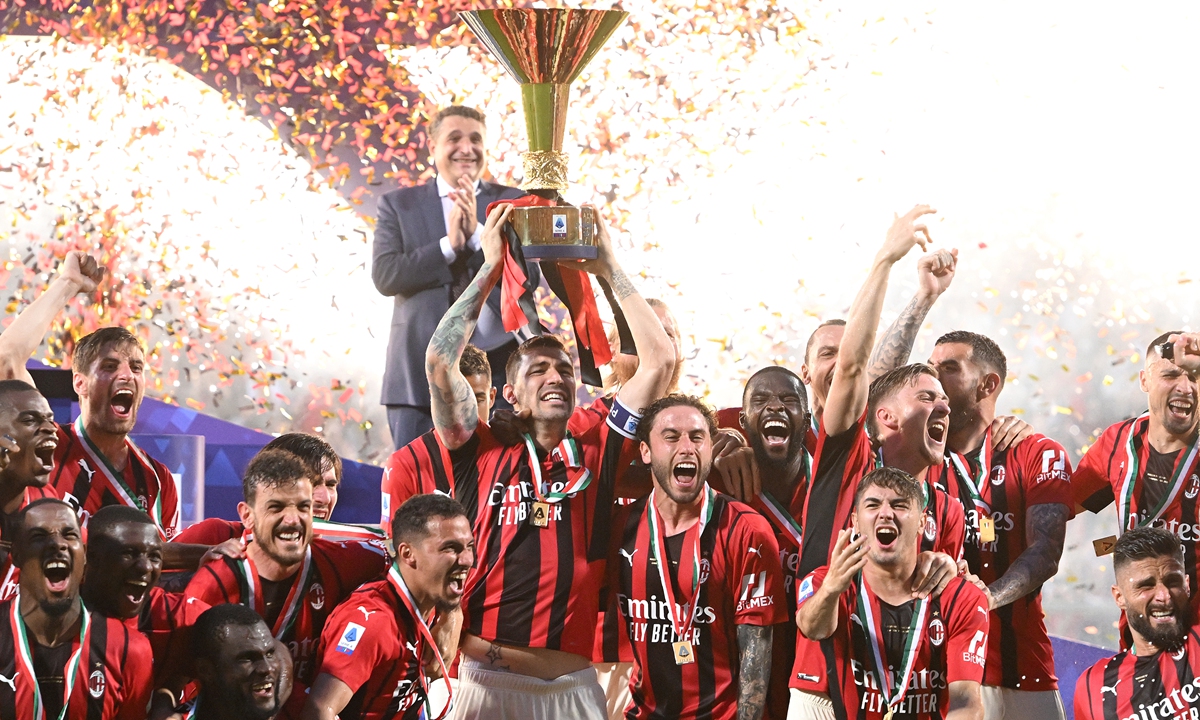 Alessio Romagnoli of AC Milan lifts the Serie A Scudetto trophy after their side finished the season as Serie A champions during the Serie A match between US Sassuolo and AC Milan at Mapei Stadium - Citta' del Tricolore on May 22, 2022 in Reggio nell'Emilia, Italy. Photo: VCG