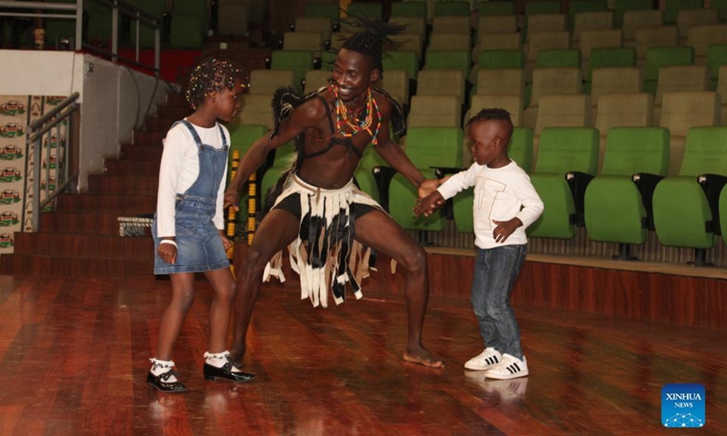 A dancer guides children to dance at the Bomas of Kenya in Nairobi, Kenya on May 20, 2022.Photo:Xinhua