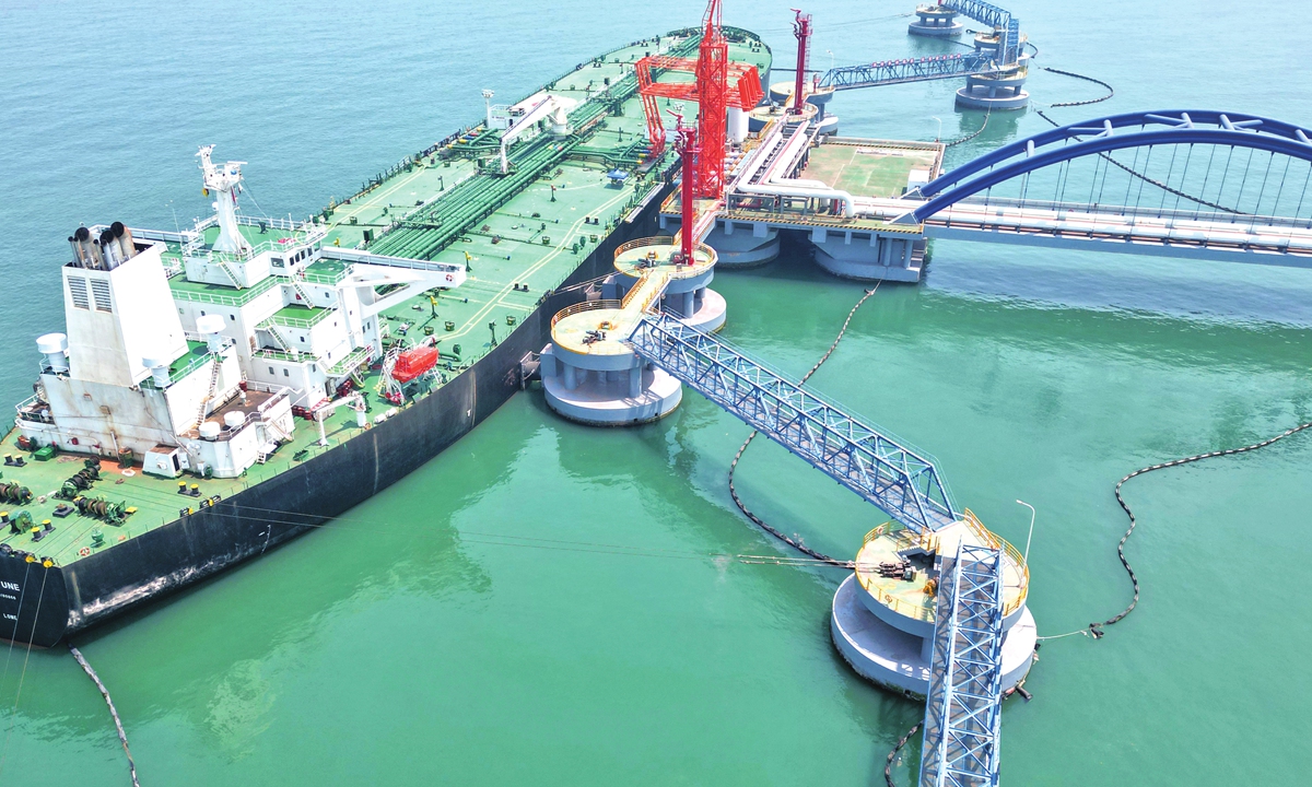 An oil tanker is being unloaded at a terminal in Yantai, East China's Shandong Province on May 23, 2022. China imported 171 million tons of crude oil in the first four months of the year, down 4.8 percent, latest official data showed. Photo: VCG