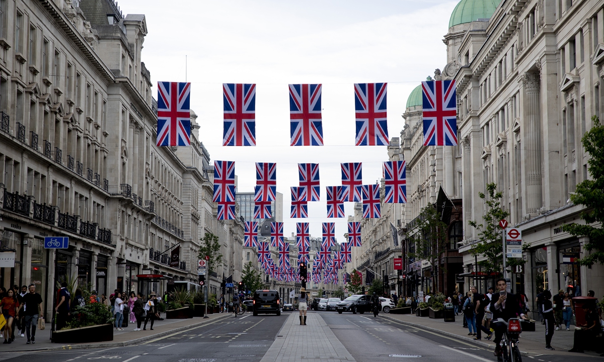 The decoration of Union Jack flags is seen in central London in preparation for the Queen's Platinum Jubilee on May 23. 2022, marking the 70th anniversary of the Queen's accession to the throne. A special extended Platinum Jubilee Weekend will take place from June 2 to 5, 2022. Photo: VCG