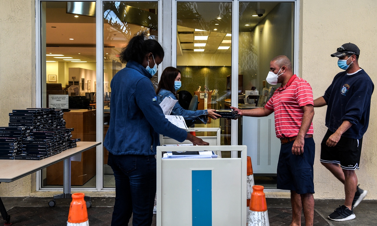 Employees of the Miami-Dade Public Library System distribute COVID-19 home rapid test kits in Miami, Florida, the US on January 8, 2022. Photo: AFP