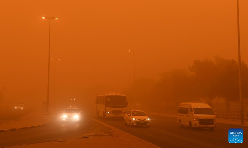 Photo taken on May 23, 2022 shows cars on a road amid strong dust storm in Kuwait City, Kuwait.Photo:Xinhua