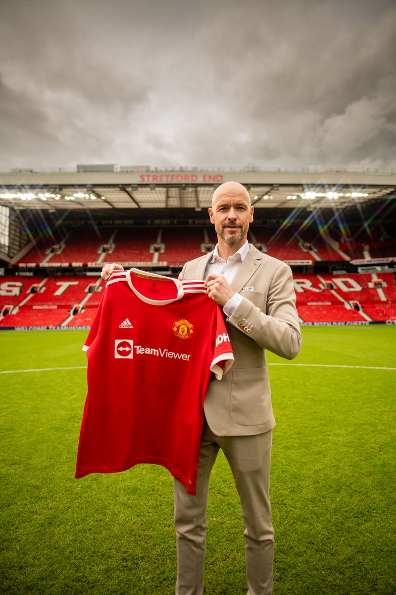 New Manchester United manager Erik ten Hag poses at Old Trafford on May 23, 2022 in Manchester, England. Photo: VCG