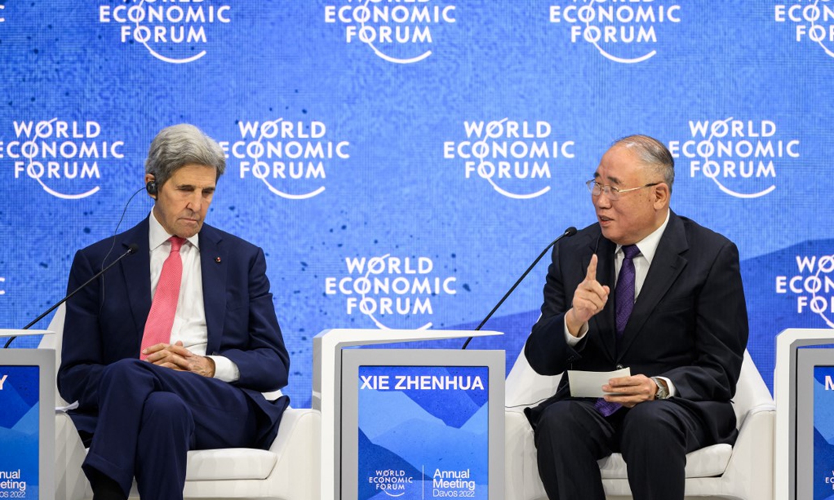 China's special climate envoy Xie Zhenhua (right) gestures next to US climate envoy John Kerry (left) during a session at the World Economic Forum annual meeting in Davos. Photo:AFP
