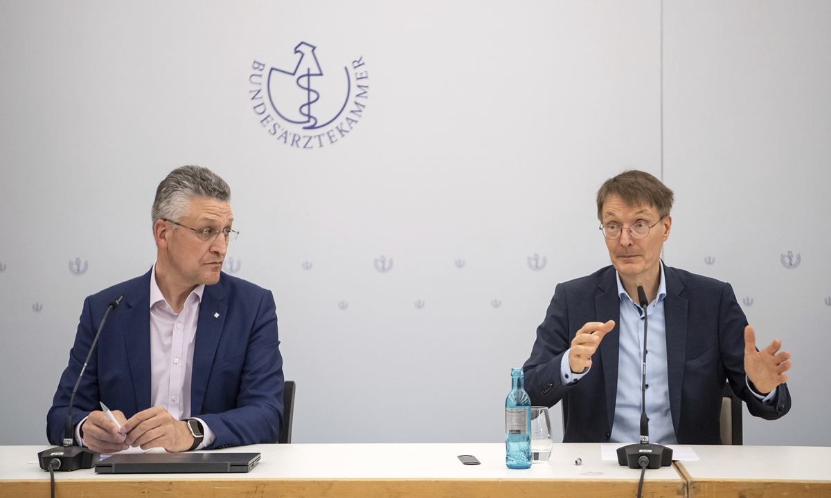Karl Lauterbach (right), Federal Minister of Health, and Lothar Wieler, president of  the Robert Koch Institute (RKI), hold a press conference on monkeypox in Bremen, Germany on May 24. Lauterbach said recommendations on isolation and quarantine are currently being drawn up. As of Sunday afternoon, there were four confirmed cases of monkeypox in Germany.  Photo: VCG