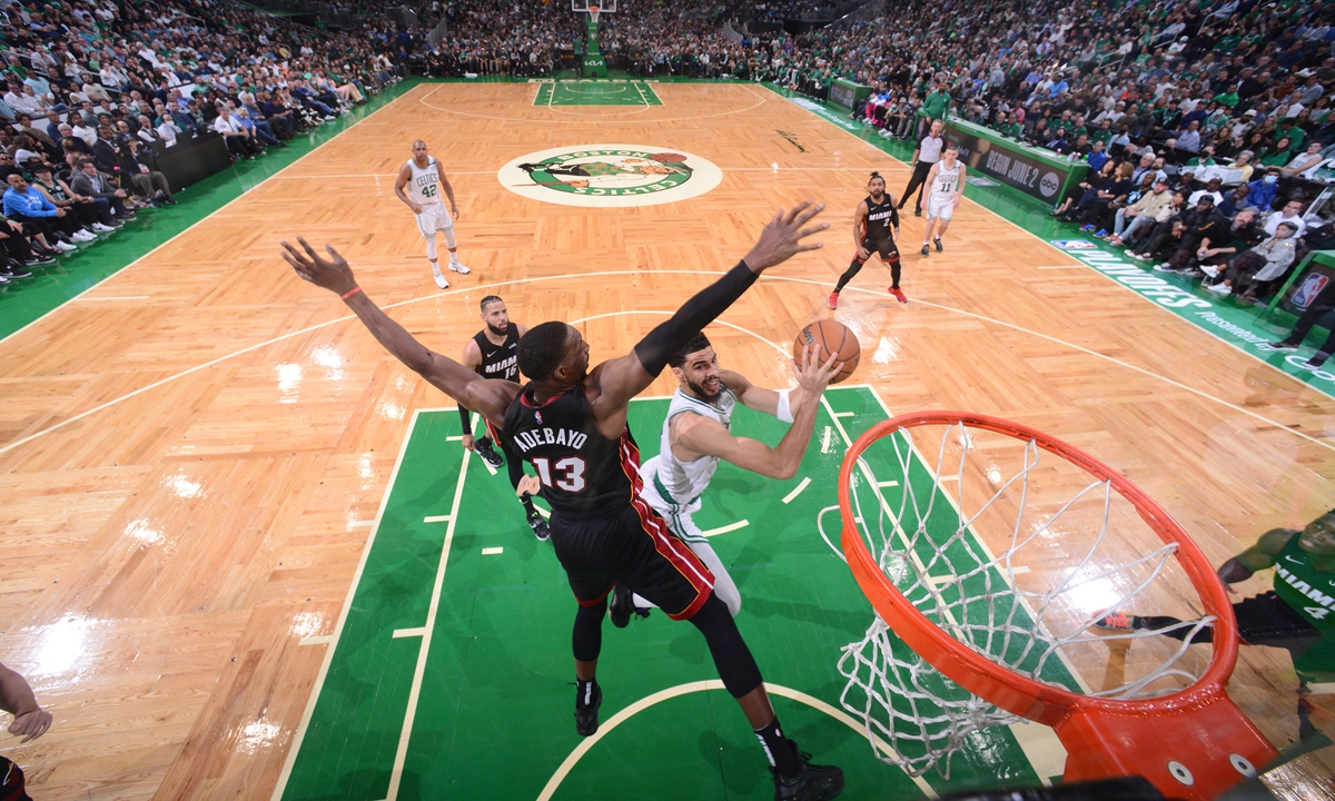 Jayson Tatum of the Boston Celtics drives to the basket against the Miami Heat on May 23, 2022 in Boston, Massachusetts. Photo: VCG